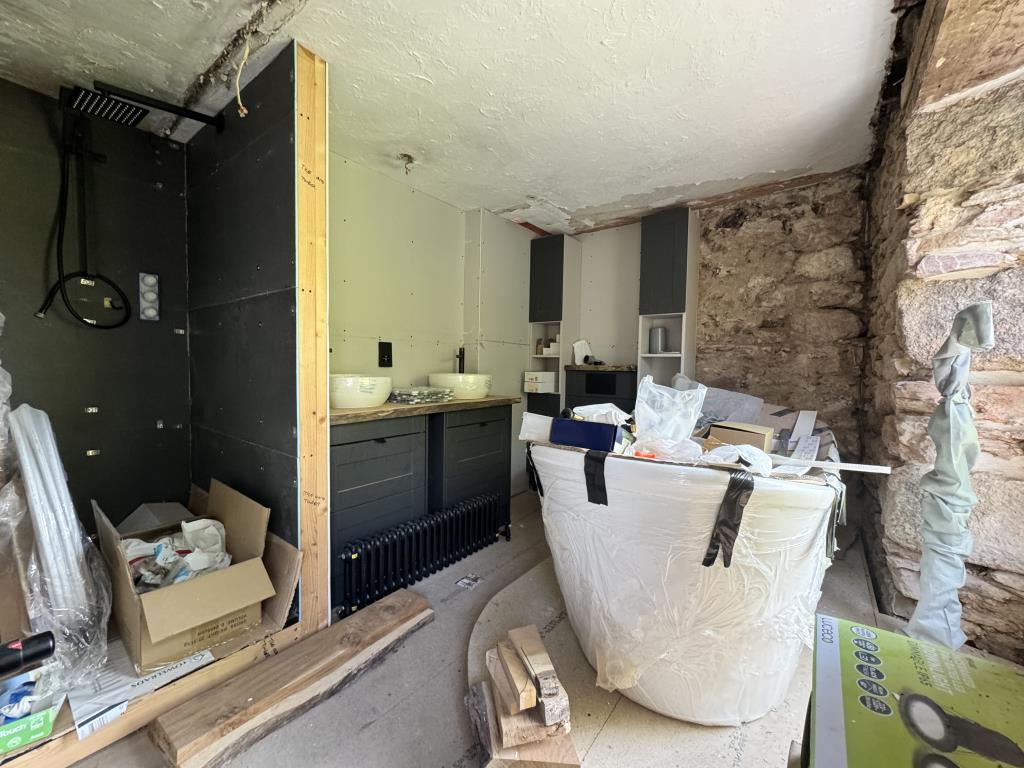 Lot: 157 - THREE-BEDROOM DETACHED COTTAGE - Partially installed ensuite to primary bedroom